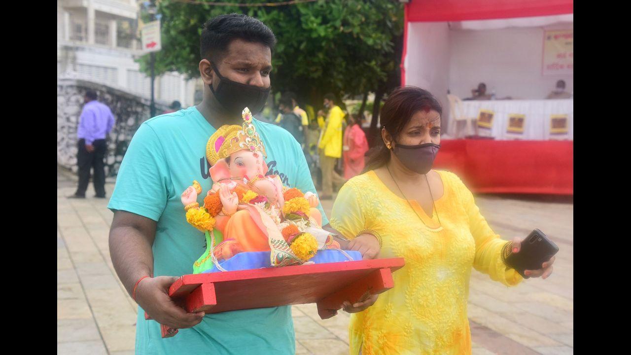 As per the guidelines, at the time of immersion of domestic Ganpati, there should be no processions. If at all there is a procession, there should be a maximum of 5 persons for immersion. Pic/Shadab Khan